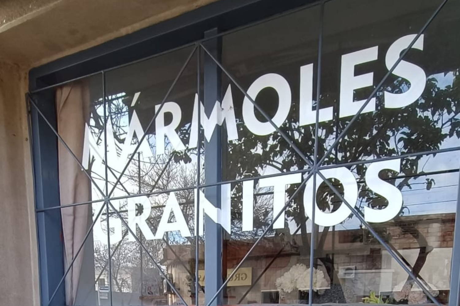 Showroom de mármoles y granitos para lápidas y monumentos fúnebres en Treinta y Tres