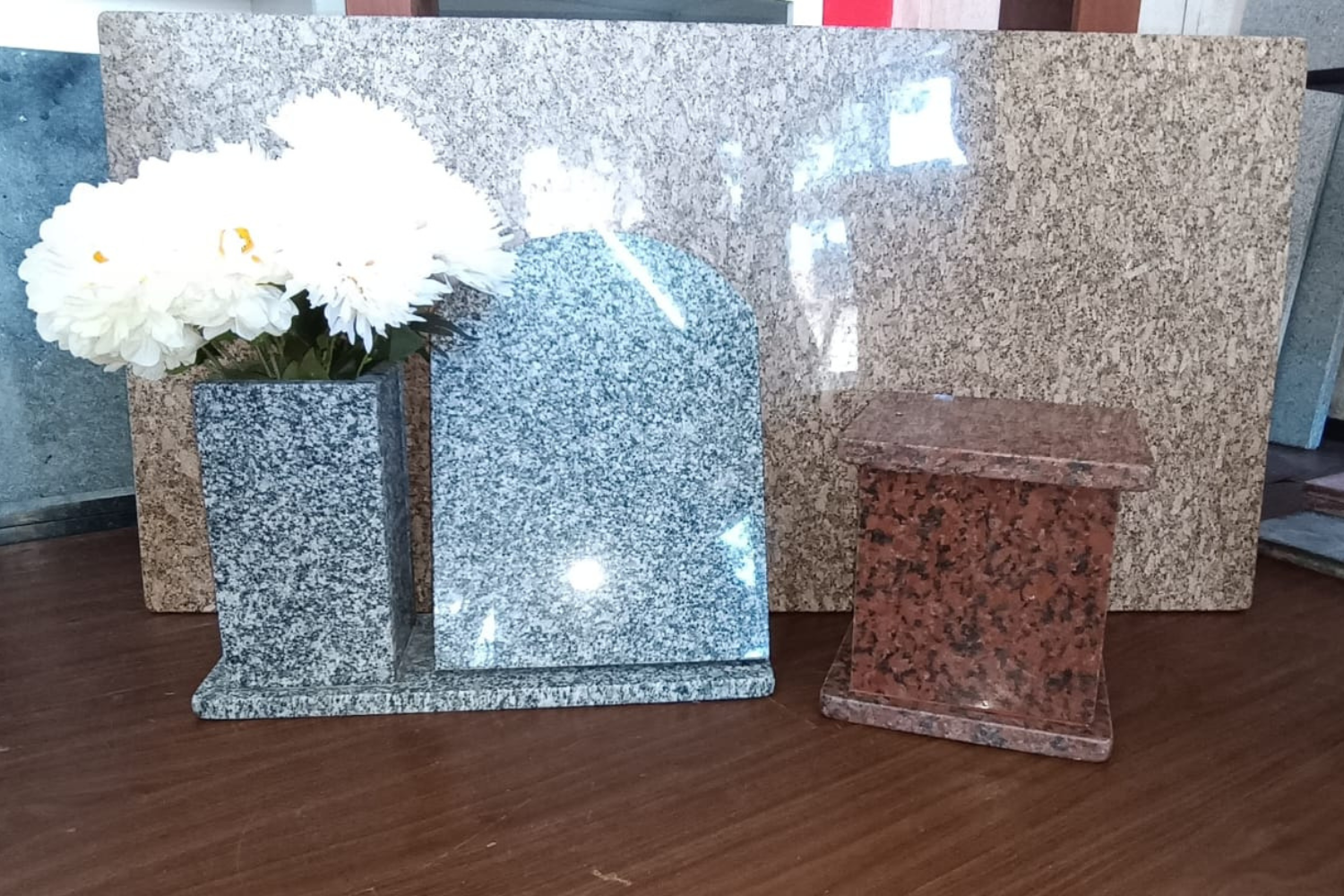 Variedad de placas y lápidas en granito gris, rosa y marrón