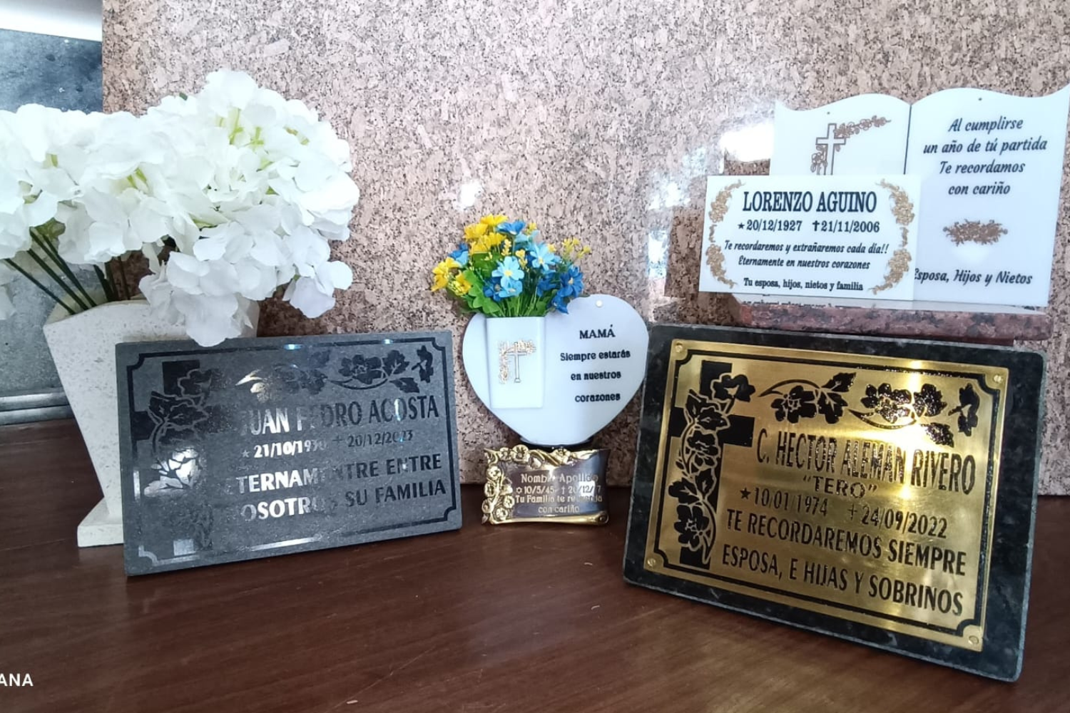 Placas conmemorativas grabadas en vidrio, bronce y acrílico dorado