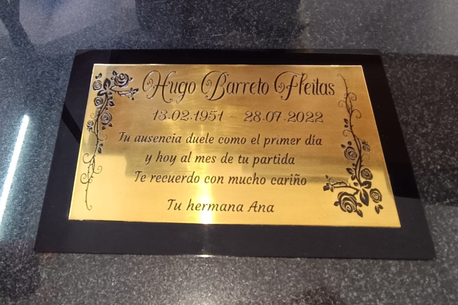Placa recordatoria de bronce dorado con grabado personalizado