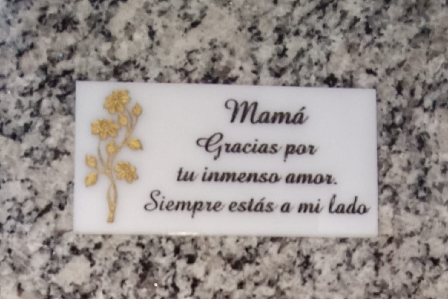 Placa de homenaje en porcelana blanca con detalles dorados
