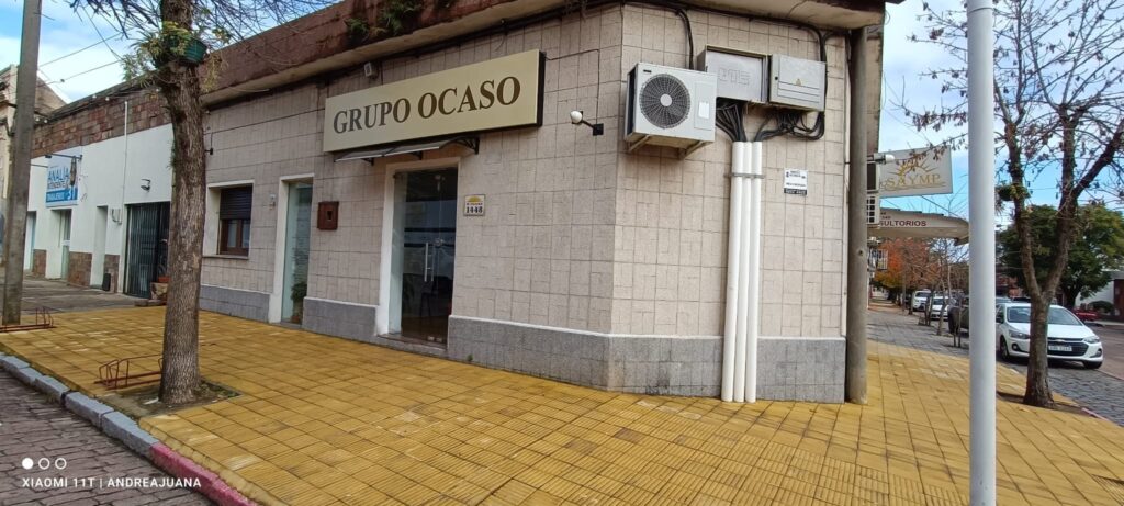 Sala de velatorio equipada con capilla eléctrica y mobiliario de calidad